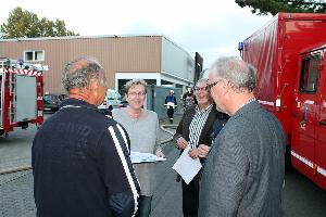 Bild: Die Geschäftsführerin der Juchem-Gruppe, Andrea Juchem, im Gespräch mit dem Tholeyer Bürgermeister und weiteren Beobachtern der Übung