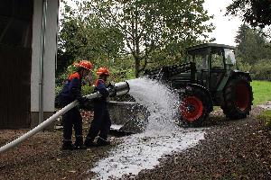 Bild: Schaumrohreinsatz beim Traktorbrand