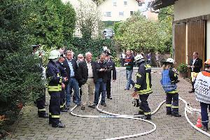 Bild: Die Zuschauer informieren sich über den Einsatz