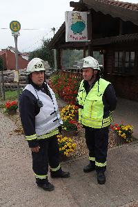 Bild: Absprache zwischen Einsatzleiter und Abschnittsleiter