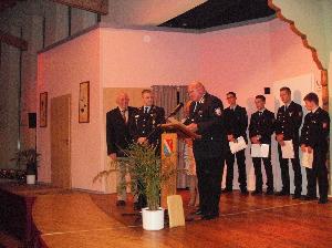 Bild: Wehrführer Klaus Theis während der Ehrungen.