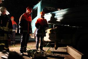 Bild: Unter Einsatz von Hebekissen musste eine verletzte Person aus ihrer misslichen Lage befreit werden.