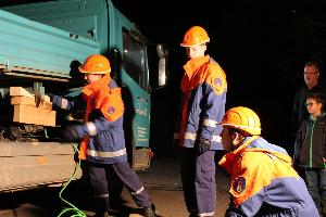 Bild: Mit Rüstholz wurde der angehobene Kipper angestützt