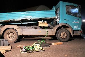 Bild: Unter Einsatz von Hebekissen musste eine verletzte Person aus ihrer misslichen Lage befreit werden.