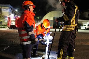 Bild: Es musste auch ein Brand bekämpft werden, sodass der Aufbau einer Wasserversorgung nötig war