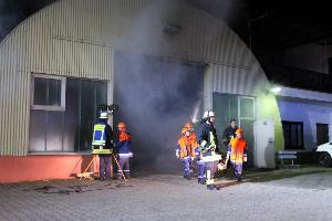 Bild: Eine Person wurde aus der stark verrauchten Lagerhalle gerettet