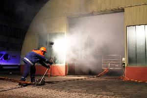 Bild: Ein brennender Anhänger musste mit einem Greifzug aus der Lagerhalle gezogen werden.