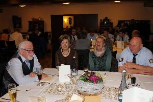 Bild: Ortsvorsteher und Wehrführer mit Gattinen im Gespräch