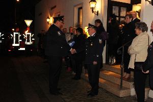 Bild: Löschbezirksführer Becker überreichte das Present des Löschbezirks an Ehrenlöschbezirksführer Ruschel