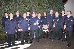 Bild: Jubilar Ruschel mit den Freunden des Fanfarenzug Eppelborn, welche Ihm ein Ständchen zum 60. Geburtstag gespielt haben.