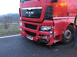 Bild: Auch an dem Sattelzug entstand Sachschaden