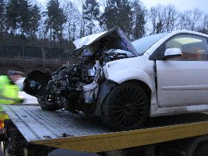 Bild: An dem Pkw enstand bei dem Unfall Totalschaden