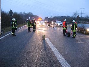 Bild: Die Feuerwehr sicherte die Unfallstelle und nahm austretende Betriebsstoffe auf