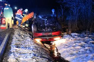 Bild: Mit einem Spineboard musste die Fahrerin möglichst schonend aus ihrem Fahrzeug gerettet werden