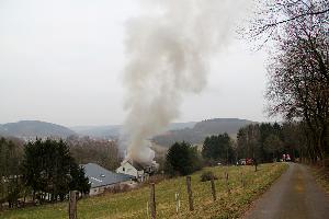 Bild: Beim Eintreffen der ersten Kräfte stand eine dichte Rauchsäule über der Einsatzstelle