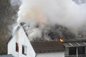 Bild: Das Feuer hatte bereits die Dachhaut durchdrungen