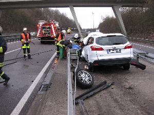 Bild: Der Fahrer dieses Ford war auf die Leitplanken aufgefahren erst nach rund 100 Metern zum Stehen gekommen