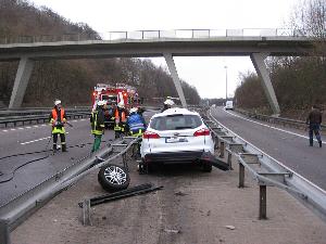 Bild: Das Fahrzeug wurde zwischen den Leitplanken regelrecht eingekeilt