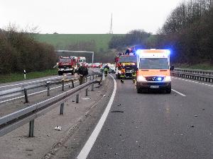 Bild: Feuerwehr, Rettungsdienst und Polizei an der Einsatzstelle