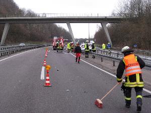 Bild: Auf rund 100 Metern Länge mussten Trümmerteile von der Fahrbahn beseitigt werden