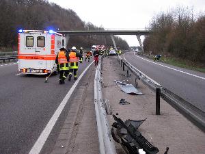 Bild: Das Fahrzeug rutschte über die Leitplanken