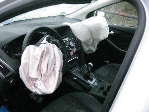Bild: Ausgelöste Airbags im Fahrzeuginneren