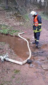 Bild: Errichten einer Ölsperren