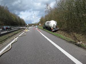Bild: Der Sattelzug war von der Fahrbahn abgekommen und in eine Böschung gerutscht