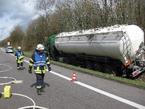 Bild: Der Sattelzug blieb in Schieflage stehen