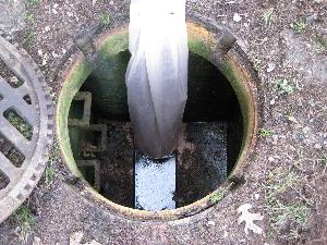 Bild: Abdichten eines Regeneinlaufes