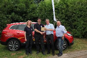 Bild: Peter Hammerschmitt von der Autogalerie Saar übergab Spenden die Jugendbetreuer und an den Vorsitzenden des Fördervereins
