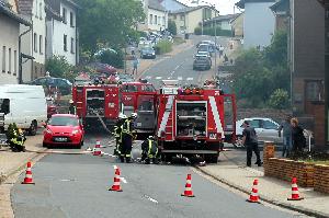 Bild: Die Hauptstraße musste für die Zeit des Einsatzes voll gesperrt werden.