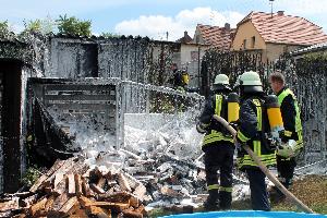 Bild: Um auch letzte Glutnester zu erreichen wurde der Bereich mit Löschschaum eingedeckt.