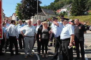 Bild: Wehrführer Klaus Theis erklärt den Ehrengästen den Einsatzablauf