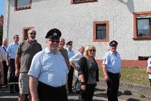 Bild: Gemeindejugendbeauftragter Karl Paul mit Bürgermeisterin Müller-Closset und Wehrführer Klaus Theis, dahinter die Ortsvorsteher und Löschbezirksführer