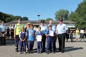 Bild: Vier neue Mitglieder konnten in die Jugendfeuerwehr aufgenommen werden.
