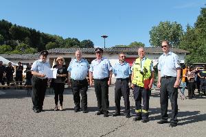 Bild: Auch Karl Paul erhielt eine Auszeichnung der saarländischen Jugendfeuerwehr, die Ehrennadel der saarlänischen Jugendfeuerwehr in silber.
v.l.n.r: Gemeindejugendbeauftragter Karl Paul, Bürgermeisterin Müller-Closset, Kreisbrandinspekteur Thom, Wehrführer Theis, Kreisjugendbeauftragter Jan Rumetsch, Dirmingens Jugendbetreuer Guido Kuhn und stv. Landesjugendbeauftragter Patrick Beck