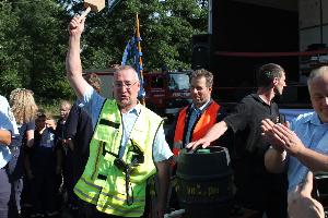 Bild: Jugendbetreuer Guido Kuhn durchte anlässlich des 50 jährigen Jubiläums der Jugendfeuerwehr Dirmingen den Fassanstich vornehmen.