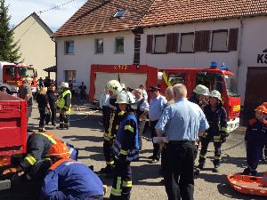 Bild: Die Ehrengäste machten sich ein Bild ganz nah am Ort des Geschehen