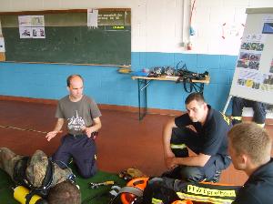 Bild: Manuel Braun erläutert das Vorgehen bei einem Atemschutznotfall