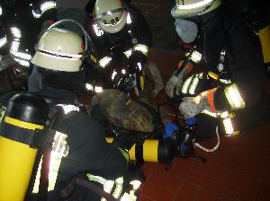 Bild: Intensives Üben im Bereich der Atemschutznotfallrettung