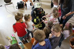 Bild: Die Kinder konnten sehen, dass unter der schweren Ausrüstung ganz normale Feuerwehrmänner stecken