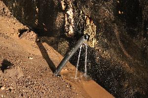 Bild: Durch das Abrutschen der Baugrube wurde die Hausanschlussleitung abgeschert