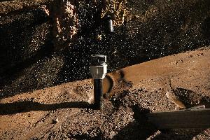 Bild: Mitarbeiter des Wasserversorgers verschließen die beschädigte Wasserleitung