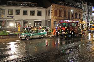 Bild: Die Frau war von der Fahrbahn abgekommen und gegen eine Mauer geprallt