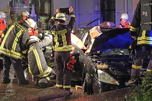 Bild: Vorbereiten der Rettung aus dem Fahrzeug