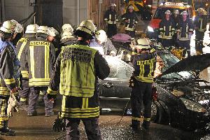 Bild: Vorbereiten der Rettung aus dem Fahrzeug