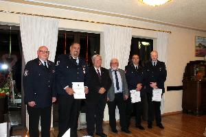 Bild: v.l.n.r. Wehrführer Klaus Theis, LBZ-Führer Rainer Becker, erster Beigeordneter Berthold Schmitt, Ortsvorsteher PeterDörr, Christian Zapp und Lars Meiser