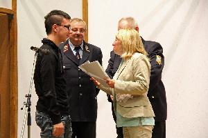 Bild: Leon Cichon wurde vom Anwärter zum Feuerwehrmann befördert