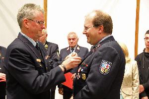 Bild: Stephan Rein wurde unter anderem für 10 Jahre Tätigkeit als Kreisstabführer im Landkreis Neunkirchen und für 20 Jahre Tätigkeit als Dirigent und Stabführer ausgezeichnet